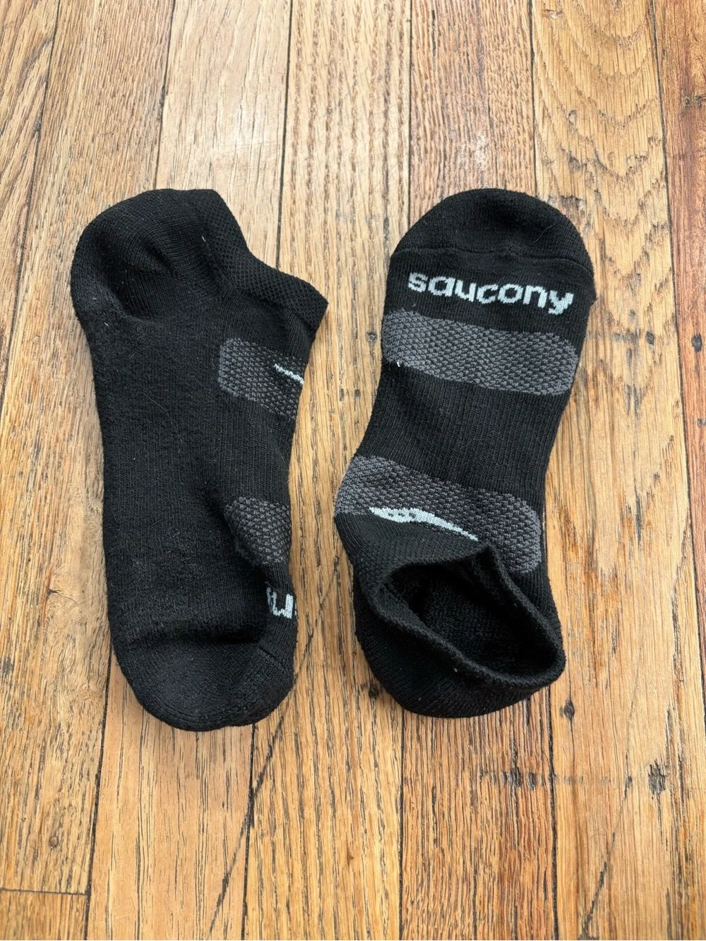 Saucony Black Low-Cut Athletic No-Show Socks with Gray Accents